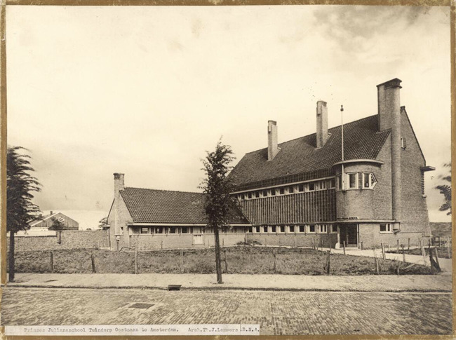 Het oorspronkelijk ontwerp van Lammers en Groenendijk.
              <br/>
              Het Nieuwe Instituut, tussen 1925 en 1930